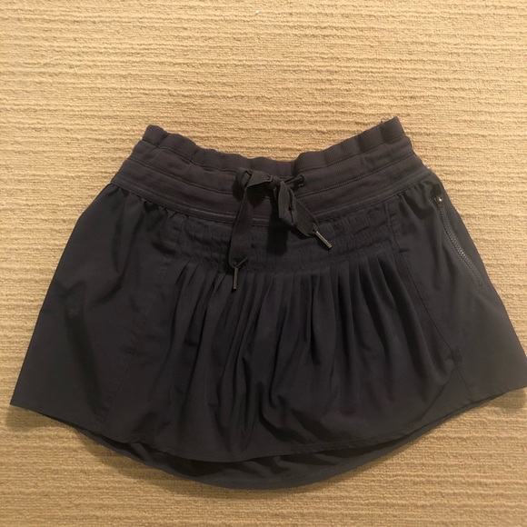 lululemon athletica Dresses & Skirts - Lululemon gray running skirt size 2